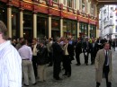 London2005_083 * Banker bei der Mittagspause im Leadenhall Market * 1600 x 1200 * (423KB)