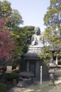 uenofriedhof5 * Buddha-Statue auf dem Yanaka-Friedhof im Stadtteil Ueno * 2048 x 3072 * (4.71MB)